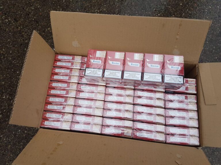 Šeštadienį Panevėžio apylinkėse muitinės pareigūnai sulaikė didžiulę, daugiau nei pusės milijono pakelių cigarečių kontrabandos siuntą. Beveik 2 mln. eurų vertės rūkalus Estijos pilietis vilkiku gabeno ypač įžūliai – be menkiausios maskuotės.