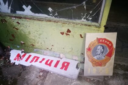 Po raudoną mišką slampinėjančios vilkų gaujos, savotiškomis džiunglėmis virstantis miestas, iš kurio prieš kiek daugiau nei tris dešimtmečius evakuota kelios dešimtys tūkstančių gyventojai, sustojęs laikas ir nuo pavojingos radiacijos plyšaujantys prietaisai – tai vaizdai ne iš apokaliptinio siaubo filmo ar kompiuterinio žaidimo, o išgyvenimai, lydėję panevėžietę Žydrūnę Zulonaitę-Maršalkienę kelionėje po Černobylio apylinkes ir Pripetės miestą.