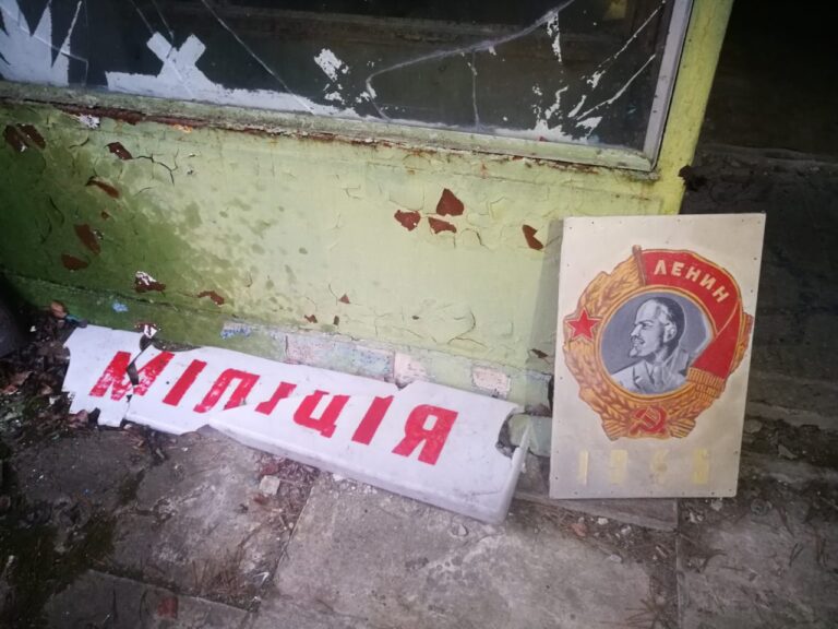 Po raudoną mišką slampinėjančios vilkų gaujos, savotiškomis džiunglėmis virstantis miestas, iš kurio prieš kiek daugiau nei tris dešimtmečius evakuota kelios dešimtys tūkstančių gyventojai, sustojęs laikas ir nuo pavojingos radiacijos plyšaujantys prietaisai – tai vaizdai ne iš apokaliptinio siaubo filmo ar kompiuterinio žaidimo, o išgyvenimai, lydėję panevėžietę Žydrūnę Zulonaitę-Maršalkienę kelionėje po Černobylio apylinkes ir Pripetės miestą.
