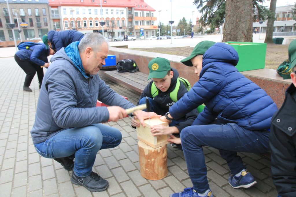 Panevėžyje, Laisvės aikštėje, mokiniai ir gyventojai rinkosi jau į tradicine tapusią akciją „Sukalk inkilą zylei“. „Ąžuolo“ progimnazijos mokytojo Romo Kupčinsko vadovaujamo Jaunųjų miško bičiulių būrelio „Miško meistreliai“ nariai į aikštę atsivežė 40 ruošinių inkilams.