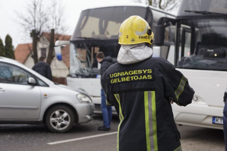 Neatsargus manevras kelyje šį rytą sujaukė smagiai prasidėjusią K. Paltaroko gimnazijos ketvirtokų ekskursiją į Rokiškį. Susidūrus mokinius vežusiam autobusui ir lengvajam automobiliui, sužalotas vienas žmogus.
