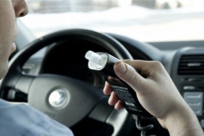 Seimas antradienį nusprendė leisti neblaiviems prie vairo sučiuptiems vairuotojams pasirinkti – teisę vairuoti prarasti ilgesniam laikui arba ją atgauti greičiau, tačiau įsipareigoti vairuoti automobilį, kuriame įrengtas vadinamasis alkoblokas.