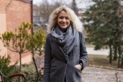 Iš Panevėžio kilusi auksinio balso savininkė 26-erių Indrė Grikšelytė pramogų pasaulį ištyrinėjusi skersai ir išilgai. Televizijoje jos veidas ėmė šmėžuoti dar vaikystėje, o prieš keletą metų ji nesunkiai užkariavo „X faktoriaus“ gerbėjų širdis. Smalsių aplinkinių žvilgsnių neretai nulydima panevėžietė sako dėmesio nesivaikanti – dainuoti ji nori ne dėl šlovės, o dėl klausytojų emocijų, kurios užvaldo ir pačią atlikėją.