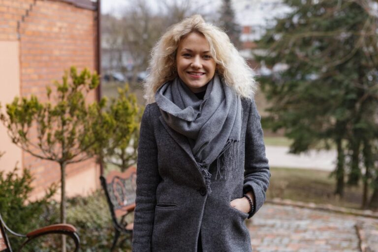 Iš Panevėžio kilusi auksinio balso savininkė 26-erių Indrė Grikšelytė pramogų pasaulį ištyrinėjusi skersai ir išilgai. Televizijoje jos veidas ėmė šmėžuoti dar vaikystėje, o prieš keletą metų ji nesunkiai užkariavo „X faktoriaus“ gerbėjų širdis. Smalsių aplinkinių žvilgsnių neretai nulydima panevėžietė sako dėmesio nesivaikanti – dainuoti ji nori ne dėl šlovės, o dėl klausytojų emocijų, kurios užvaldo ir pačią atlikėją.