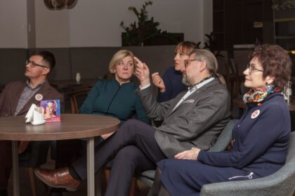 Panevėžyje antrajame rinkimų ture dėl mero posto susirungs dabartinis miesto vadovas Rytis Mykolas Račkauskas bei parlamentaras Povilas Urbšys. Dabartinis meras rinkimuose sekmadienį sulaukė 28,6 proc. balsavusiųjų palaikymo, P. Urbšys surinko 18 procentų balsų.