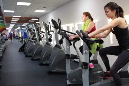 Kadaise ironiškai dėvėtų drabužių parduotuvių sostine vadintas Panevėžys pajuto sporto klubų bangą. Jų išaugusi konkurencija išstūmė kadaise madingas buvusias „štangines“, tačiau šios srities atstovai neslepia, kad ir dabar klubams keliami griežti reikalavimai gali būti gudriai apeinami.