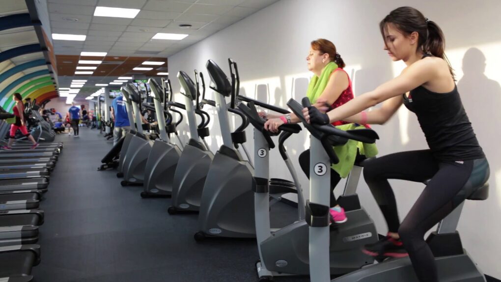 Kadaise ironiškai dėvėtų drabužių parduotuvių sostine vadintas Panevėžys pajuto sporto klubų bangą. Jų išaugusi konkurencija išstūmė kadaise madingas buvusias „štangines“, tačiau šios srities atstovai neslepia, kad ir dabar klubams keliami griežti reikalavimai gali būti gudriai apeinami.