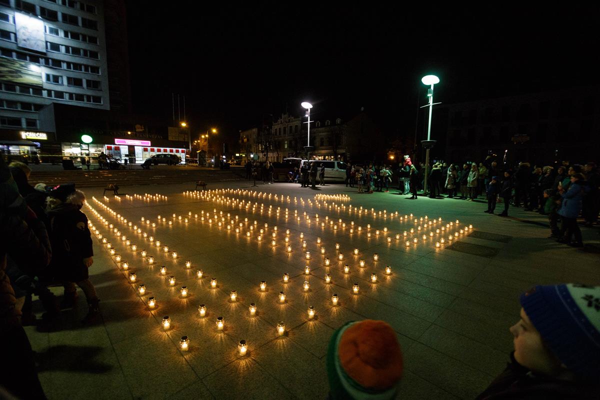 Pavasariškai šiltas šeštadienio vakaras į miesto centrą priviliojo kaip niekad daug panevėžiečių. Jau tapo tradicija, kad paskutinį kovo šeštadienį Panevėžys kartu su visu pasauliu kviečia padėkoti savo planetai – Žemei.