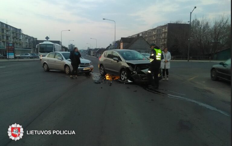 2019-04-08 6.30 val. Panevėžyje, V. Basanavičiaus g. ir Vilniaus g. sankryžoje susidūrė automobiliai „Peugeot 3008“ ir „Opel“.