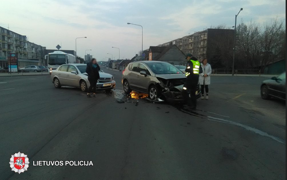 2019-04-08 6.30 val. Panevėžyje, V. Basanavičiaus g. ir Vilniaus g. sankryžoje susidūrė automobiliai „Peugeot 3008“ ir „Opel“.
