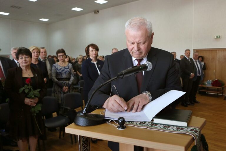 Naujosios kadencijos Panevėžio rajono taryba susirinko į pirmąjį posėdį, kuriame niekas nelaukė jokios intrigos. Rinkimus laimėjus ilgamečiam merui Povilui Žaguniui ir valstiečių sąrašui, rajono valdžioje – jokių reikšmingų permainų.