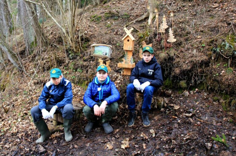 Prie gražaus Lėvens vingio, kur trykšta Vilktupio šaltinio vanduo, Panevėžio „Ąžuolo“ progimnazijos floristikos būrelio „Gabija“ ir jaunųjų miško bičiulių būrelio „Miško meistreliai“ nariai sukūrė nuotaikingą kompoziciją „Velykos prie šaltinio“.