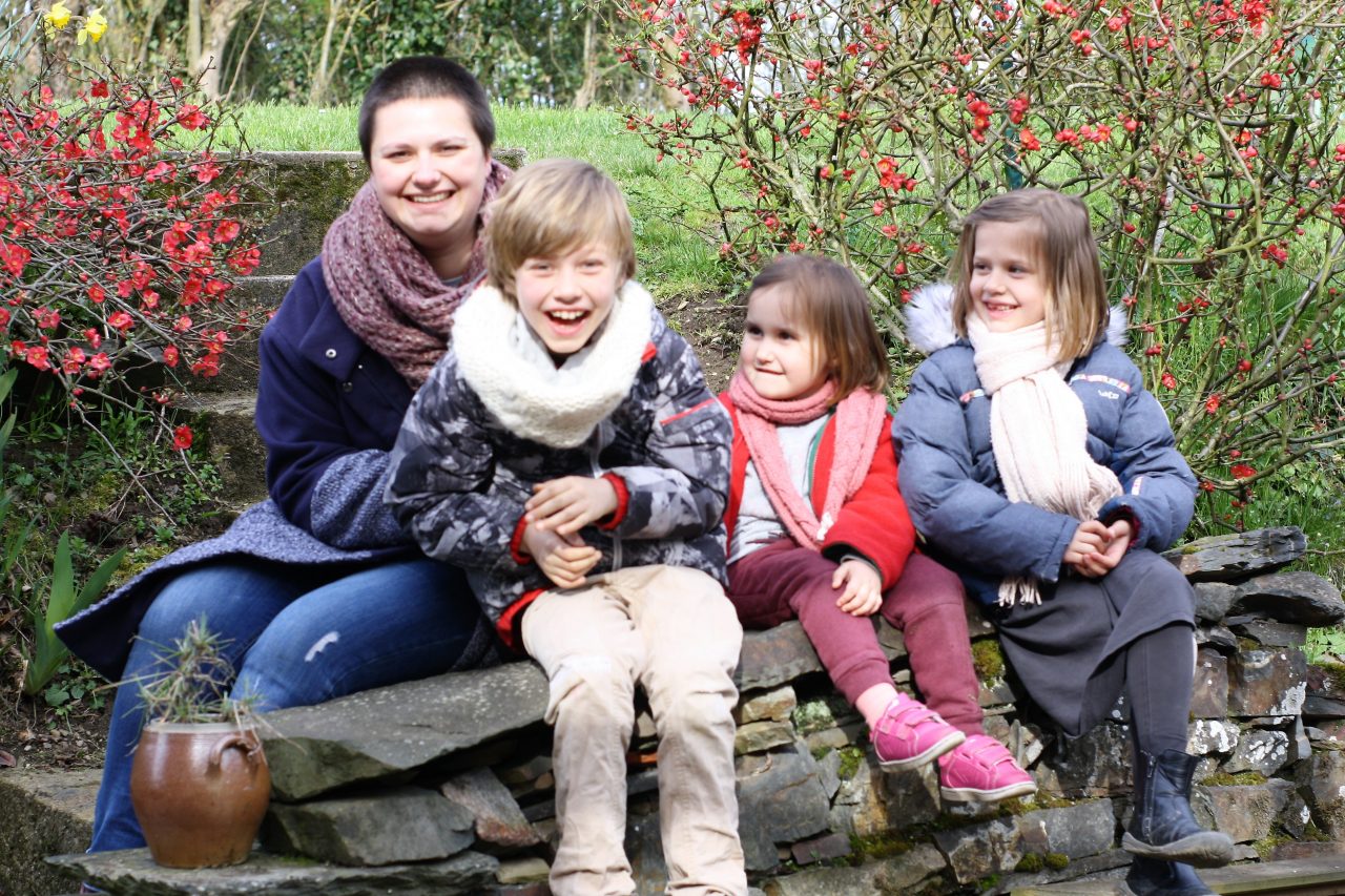 Prancūzijos šiaurinėje dalyje, Normandijoje gyvenanti iš Panevėžio kilusi 33-ejų Rūta Duval pripažįsta, jog niekad nebūtų pasirinkusi šios šalies, jeigu ne susiklosčiusios aplinkybės. Prieš penkerius metus apsigyvenusi į vakarus nuo Paryžiaus besidriekiančiame, nuolat lietaus merkiamame regione, ji, nepamiršdama lietuviškų šaknų, šypteli: „Ir Prancūzijoje gyventi galima!“