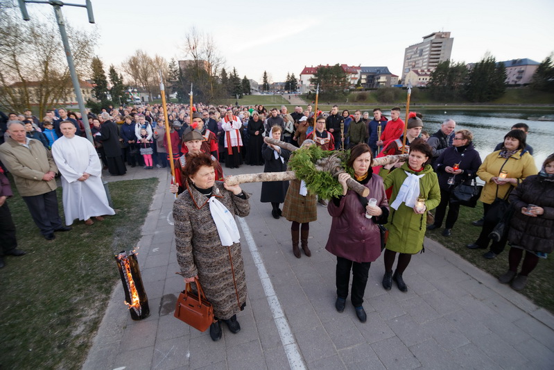 Didžiojo penktadienio vakarą Kryžiaus kelio eisena Senvagėje rengiama nuo 2015-ųjų. M. GARUCKO nuotr.