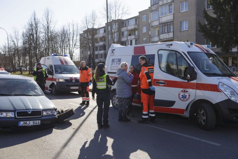 Trečiadienio popietę, kelios minutės prieš 16 val. Dariaus ir Girėno gatvėje susidūrė du automobiliai. Nors žmonės rimčiau nenukentėjo, abi transporto priemonės buvo gerokai aplamdytos.