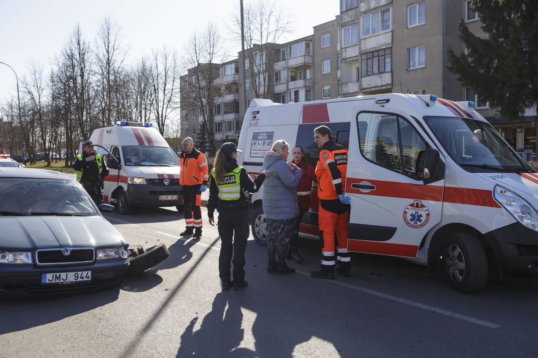 Trečiadienio popietę, kelios minutės prieš 16 val. Dariaus ir Girėno gatvėje susidūrė du automobiliai. Nors žmonės rimčiau nenukentėjo, abi transporto priemonės buvo gerokai aplamdytos.