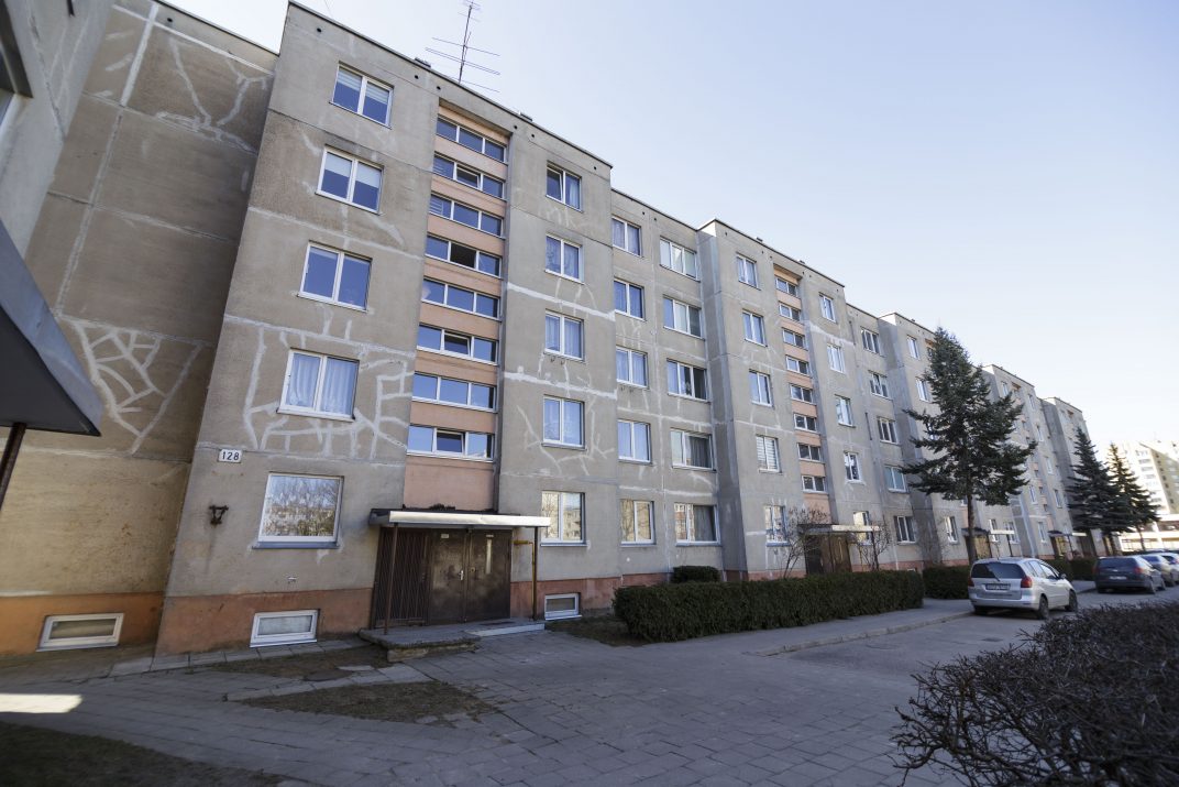 Socialinės rizikos šeimas globojanti ir savo atžalas tinkamai auklėti mokanti Panevėžio rajono savivaldybės tarpinstitucinio bendradarbiavimo koordinatorė ir Vaiko gerovės komisijos pirmininkė Donata Jesiūnienė pati atsidūrė vaikų teisių specialistų akiratyje. Dėl mažamečių palikimo be suaugusiųjų priežiūros, dėl ko vaikams kilo pavojus, šeimai gresia bauda ar įspėjimas. Penkerių dukrytės ir septynerių metų sūnaus mama D. Jesiūnienė atvirauja, kad bet kokios nuobaudos – niekis palyginti su tuo, kad ji galėjo netekti vaikų.