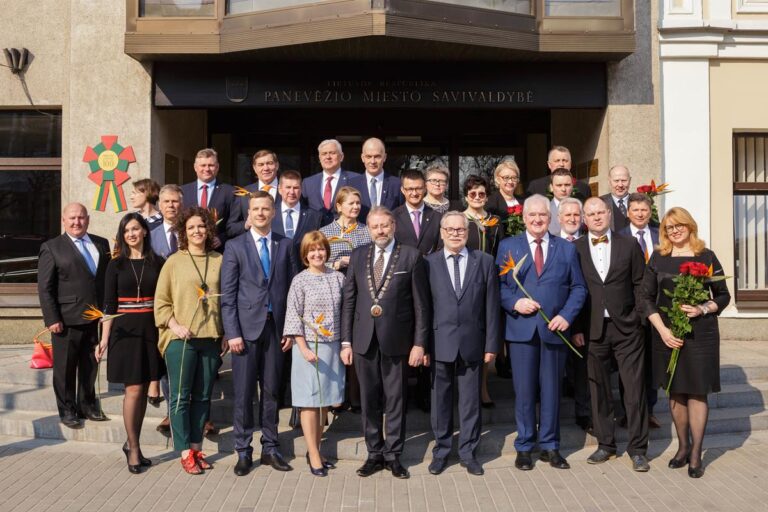 Į pirmąjį posėdį susirinkusi Panevėžio savivaldybės taryba darbą pradėjo nuo sveikinimų maratono ir užbaigė naujosios opozicijos pareiškimais.