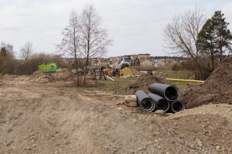 Būsimai gatvei prieštaraujantiems Rožyno gyventojams Savivaldybė įrodinėja, kad naujoji gatvė per jų mikrorajoną bus kol kas tik dviejų eismo juostų – siauresnė nei Nemuno gatvė. M. GARUCKO nuotr.