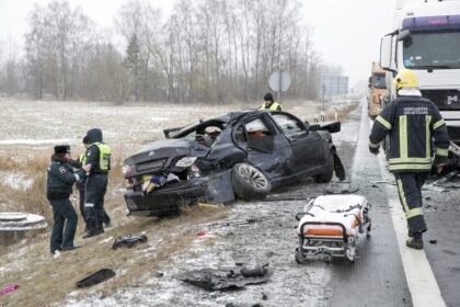 Panevėžio apygardos teismas nusprendė, kad Palangos gyventojas D. G. yra kaltas dėl naudojimosi nusikalstamu būdu įgytu turtu, t. y dėl to, kad vairavo Estijoje pavogtą BMW automobilį. Jis taip pat kaltas ir dėl to, kad pažeidė kelių eismo saugumo taisykles, sukėlė eismo įvykį, kurio metu buvo sunkiai sutrikdyta trijų žmonių sveikata.