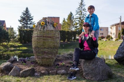 Gal ir iš tiesų saulė daro stebuklus su žmonių nuotaika, nes, regis, jau seniai Panevėžio miestas ir rajonas taip gausiai puošėsi Velykoms. Lyg po grybų lietaus tai vienoje, tai kitoje vietoje dygsta margučių medžiai, girliandos, šventinės dekoracijos. Puošiasi ir įstaigos, ir šeimos, mokyklose, bibliotekose vyksta velykinių papročių ir tradicijų kursai.