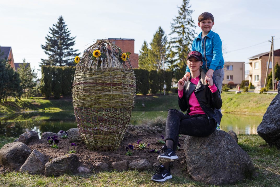 Gal ir iš tiesų saulė daro stebuklus su žmonių nuotaika, nes, regis, jau seniai Panevėžio miestas ir rajonas taip gausiai puošėsi Velykoms. Lyg po grybų lietaus tai vienoje, tai kitoje vietoje dygsta margučių medžiai, girliandos, šventinės dekoracijos. Puošiasi ir įstaigos, ir šeimos, mokyklose, bibliotekose vyksta velykinių papročių ir tradicijų kursai.