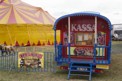Jau antri metai į Panevėžį gastroliuoti atvykstantys cirkai pasitinkami piketuotojų. Gyvūnų teisių gynėjai ir šį trečiadienį žada rinktis į mitingą prie cirko „Marcel ir Odeta“ palapinės, reikalaudami uždrausti pasirodymus su laukiniais gyvūnais. Šio cirko atstovė, žinoma oro akrobatė Odeta Janečkova teigia, kad toks puolimas skaudina cirko darbuotojus, kuriems šis darbas – visas gyvenimas. Anot jos, jei ne laukinių gyvūnų pasirodymai arenoje, nemažai žmonių į cirką net neateitų.