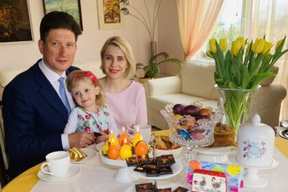 „Vaikystėje labai mėgau knygas“, – prisipažįsta į naujos sudėties Europos Parlamentą kandidatuojantis Paulius Kunčinas. Ir vis dėlto žinomo lietuvių rašytojo Jurgio Kunčino sūnus pasirinko nesekti tėvo pėdomis ir pasuko į ekonomiką. Nepaisant to, jis taip pat jau seniai užsiima kūryba, tik kitokia. 41-erių P. Kunčinas – ne vienos pasaulio valstybės finansinio augimo strategijos autorius.