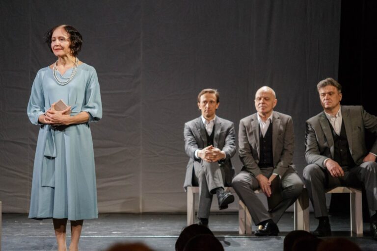 Kiekvieną pavasarį Panevėžio teatro „Menas“ scenoje atgimstantis Kamerinių spektaklių festivalis šįmet mini jaunatviškos brandos – penkiolikos metų sukaktį. Kiek daugiau nei per savaitę teatro gerbėjai galės pamatyti dešimt spektaklių, kuriuos pristatys kūrėjai iš visos Lietuvos.