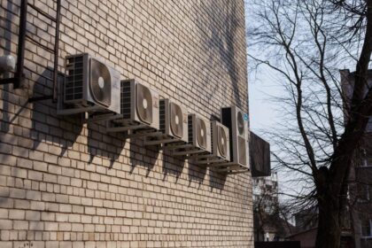 Panevėžio Liepų alėjos daugiabučių gyventojai jau daugiau nei metus bergždžiai bando įrodyti kenčiantys dėl prekybos centro „Maxima“ keliamo triukšmo.