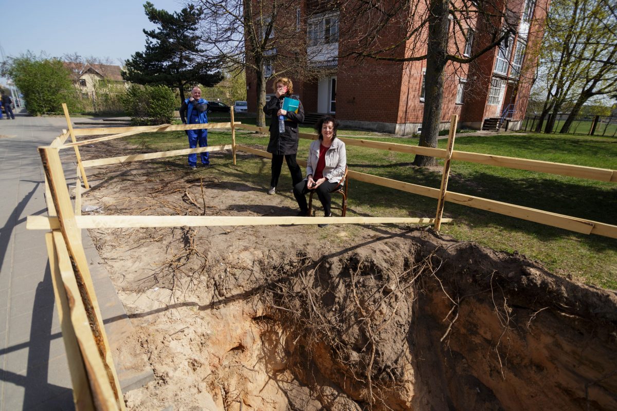 Vakarietiškai tvarkyti atliekas panevėžiečius pratinanti ir požeminius konteinerius pradėjusi įrengti Savivaldybė susidūrė su jai labai netikėtu pasipriešinimu.