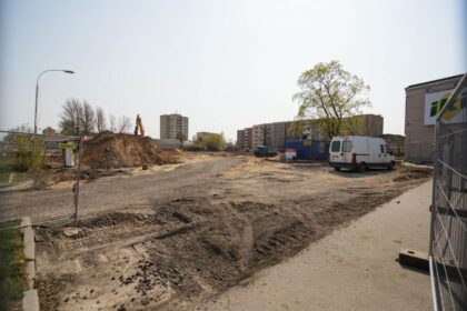 Panevėžį tirpdančios demografinės tendencijos, regis, neveikia prekybos centrų. Jų plėtra mieste nesustoja – jau artimiausiu metu turėtų iškilti dar du nauji prekybos centrai bei keletas mažesnių prekybos vietų. Ekspertų teigimu, prekybininkai savo dalį tikisi atsiriekti ne tik iš konkurentų, bet ir gyventojų papilnėjusių piniginių.