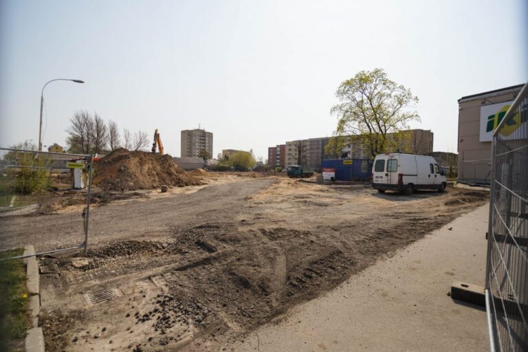 Panevėžį tirpdančios demografinės tendencijos, regis, neveikia prekybos centrų. Jų plėtra mieste nesustoja – jau artimiausiu metu turėtų iškilti dar du nauji prekybos centrai bei keletas mažesnių prekybos vietų. Ekspertų teigimu, prekybininkai savo dalį tikisi atsiriekti ne tik iš konkurentų, bet ir gyventojų papilnėjusių piniginių.