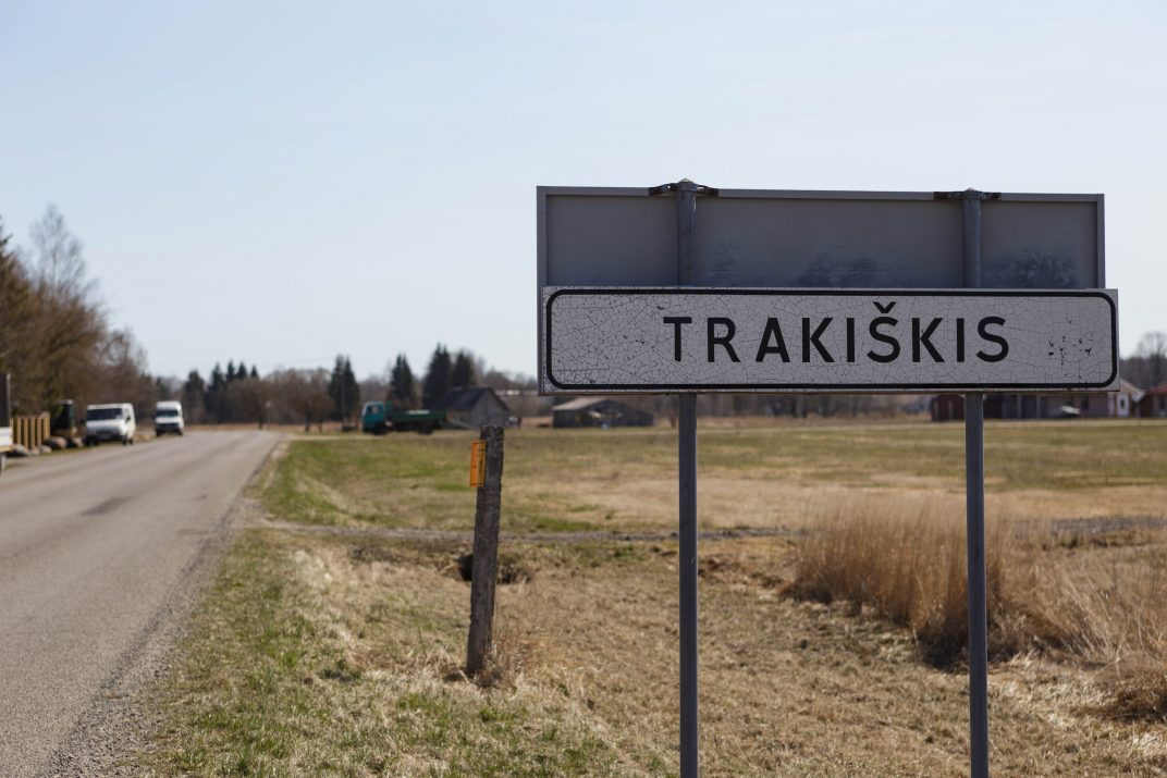 Dabar kiekvienas Lietuvos kaimas – nors ir penki namai jame stovėtų – turi savas gatves ir namų numerius. O jau didesnėse gyvenvietėse gali aptikti dešimtis gatvių įdomiais ir gražiais pavadinimais, atėjusiais iš senų senovės. Trakiškyje – vienoje didžiausioje Miežiškių seniūnijos gyvenviečių – esančios Biliūnų ir Girelės gatvės įamžino senuosius kaimus. Krašto šviesuolė Elena Nakvosienė mena daug šiose apylinkėse nutikusių ir net dabar kvapą gniaužiančių istorijų.