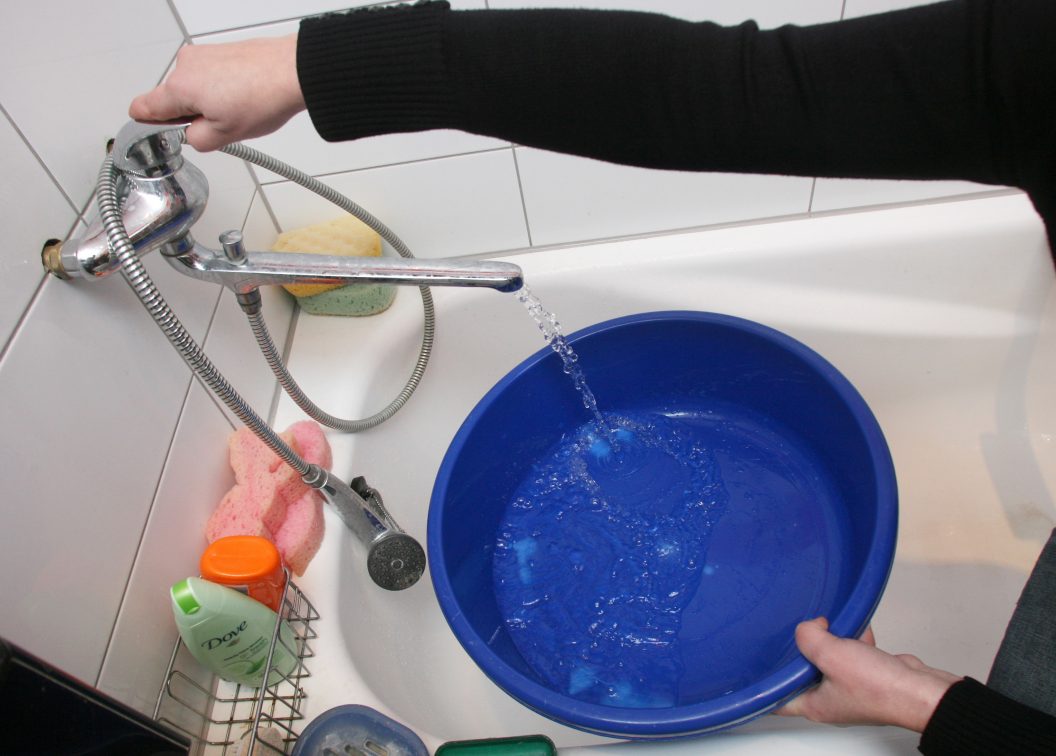 Kasdienybės grimasos: daugiabučio gyventojams indus plauti tenka voniose ar dušuose. SEKUNDE.LT nuotr.