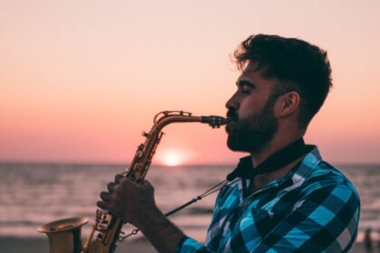 Beveik dešimtmetį mokęsis pūsti lietuvių liaudies muzikos instrumentą, 30-metis panevėžietis Jonas Sikorskis neatlyžo – užsispyrė išmokti groti dargi ir saksofonu. Dabar jo vardas garsiai skamba ne tik gimtajame Panevėžyje – kituose šalies miestuose bilietai į jo pasirodymus išgraibstomi akimirksniu.