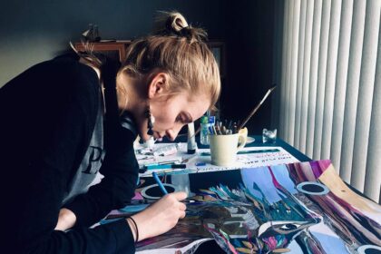 Daugybinius kūno sužalojimus per avariją patyrusi iš Panevėžio kilusi menininkė Elena Sikorskytė net ir sunkiausiomis akimirkomis, ilgam prikaustyta prie lovos, į tokią padėtį stengėsi pažvelgti kūrybiškai. Savo paveiksluose ji išlaisvina save, bet į kiekvieną tokią savirealizaciją žiūri atsakingai – juk ji skirta ne sau, o esančiam šalia.