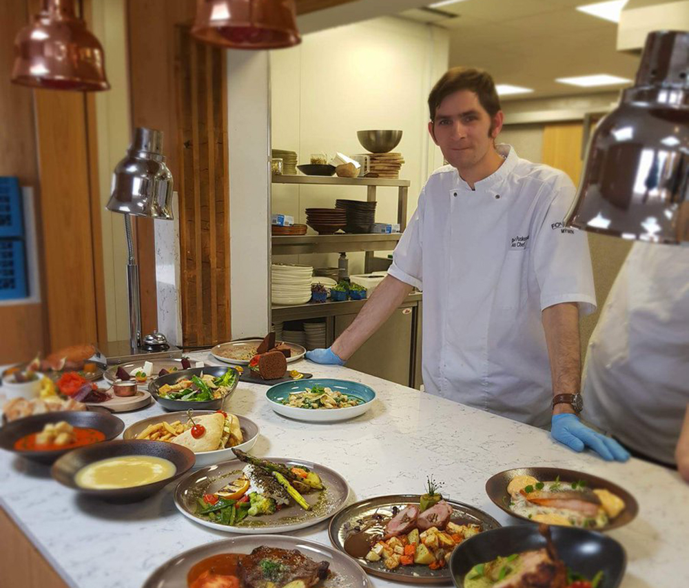 Likimo skaudžiai vėtytas ir mėtytas iš Pasvalio rajone esančio Saločių miestelio kilęs Ruslanas Puskepanis sako, jog savo istorija dalijasi, nes nori tikėti, kad kažkam ji taps stimulu net, atrodytų, pačiomis sunkiausiomis akimirkomis stotis ant kojų ir keliauti pirmyn.