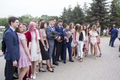 Daugiau nei devyniems šimtams Panevėžio abiturientų aidi paskutinis skambutis. Egzaminų maratonas tik įsibėgėjo, tačiau pamokos, namų darbai ir linksmos pertraukos – jau praeitis. Vieniems abiturientams laikas, praleistas mokykloje, visuomet bus gražiausios ir nerūpestingiausios jaunystės dienos, kiti džiaugiasi pagaliau užversiantys mokyklos duris, už kurių laukia dar neatrasti horizontai.