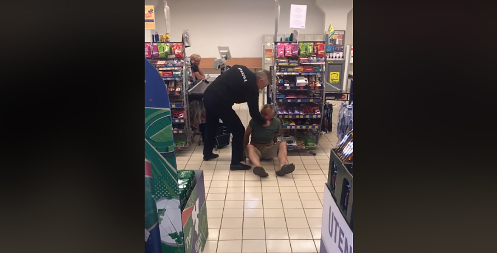 Socialiniuose tinkluose išplitęs vaizdo įrašas, kaip Panevėžyje parduotuvės „Maxima“ apsaugos darbuotojas skelia antausius ant žemės sėdinčiam vyrui, sukėlė visuomenės pasipiktinimą. Į ažiotažą sukėlusį vaizdo įrašą sureagavo ir prekybos tinklo vadovybė – smurtavęs apsaugos darbuotojas nedelsiant buvo atleistas.