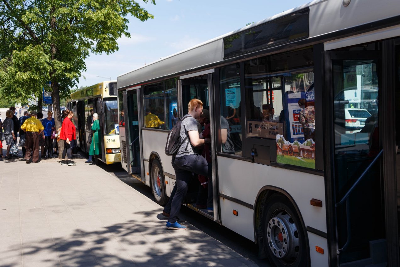 Panevėžio autobusų vairuotojai šaukia ant keleivių, elgiasi nemandagiai, vairuodami šneka mobiliaisiais telefonais, o jiems vežant net kaulai trata – tokią kritiką žeria viešuoju transportu keliaujantys panevėžiečiai. Ir nors dėl tokių skundų Panevėžio autobusų parkas dar pernai įvedė kultūros ir elgesio taisykles darbuotojams, netgi apkarpo atlyginimus, atrodo, jog kai kuriuos „vežikus“ išmokyti kultūringai elgtis nėra taip paprasta.