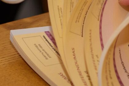 Per pirmąją balsavimo valandą šalyje savo nuomonę dėl būsimo prezidento ir dviejų referendumų išreiškė 0,77 procento rinkėjų. Aktyviausi buvo mažesnių savivaldybių gyventojai.