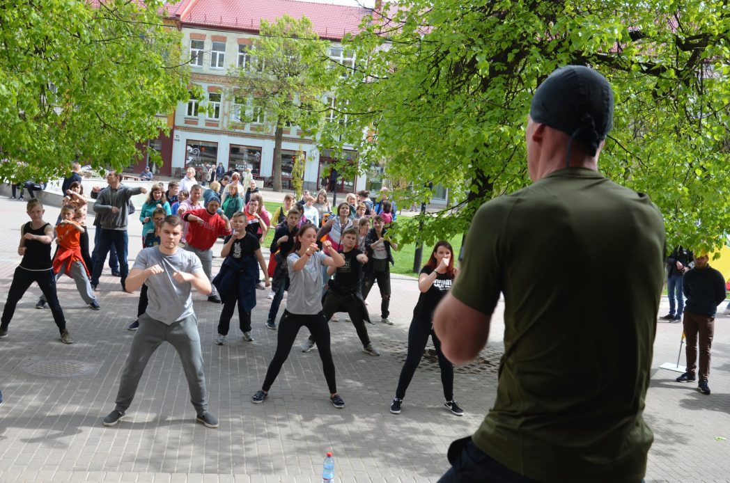 Laimė – į jokius rėmus netelpantis jausmas, tačiau kiekvienam žmogui ją pajausti – labai svarbu. Praėjusiais metais pirmą kartą Lietuvoje atliktas gyvensenos tyrimas atskleidė, kad panevėžiečiai – vieni laimingiausių žmonių – Lietuvos vidurkį lenkia net dešimčia procentų. Tačiau pasitempti yra kur – Aukštaitijos sostinės gyventojai vis dar mieliau laiką leidžia jaukiai įsitaisę ant sofos nei sportuodami ar aktyviai leisdami laisvalaikį, nors galimybių tik daugėja.