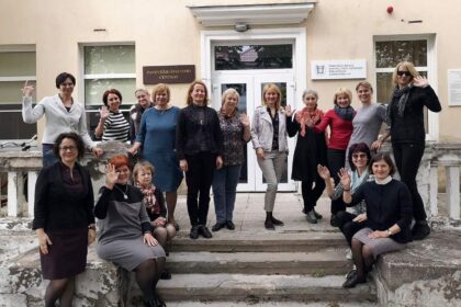 Atliepiant šiuolaikiniam švietimui keliamus tikslus, ypač svarbiu uždaviniu tampa tikslingas ir efektyvus žmogiškųjų išteklių naudojimas, kurį lemia aukštojo, profesinio mokymo pasiūlos ir darbo rinkos paklausos sąveika. Vienu pagrindiniu sėkmingo žmogaus projektavimo veiksniu galima įvardyti tikslingą mokinių ugdymą karjerai – nuolatinę pagalbą mokiniui įžvelgti šiuolaikinės darbo rinkos kaitos tendencijas ir, prognozuojamų pokyčių kontekste, mokyti jį tirti, planuoti ir įgyvendinti savo profesinės veiklos tobulinimo procesus, siekiant išlikti nuolat kintančioje darbo rinkoje bei įprasminti savo gyvenimą.