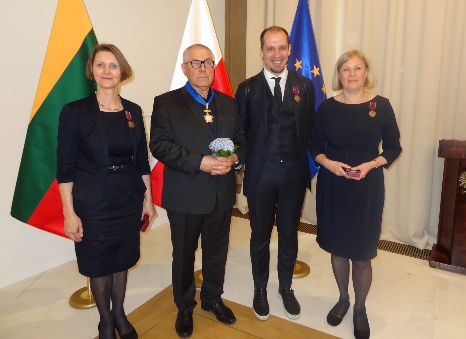 Lenkijos Respublikos ambasadoje Vilniuje iškilmingai įteikti valstybės apdovanojimai už lenkų ir lietuvių bendradarbiavimo plėtrą. Garbingus apdovanojimus į mūsų miestą parsivežė ir Panevėžio savivaldybės atstovės – Komunikacijos skyriaus vedėjo pavaduotoja Vilma Kučytė ir vyr. specialistė Dalia Gurskienė. Joms įteikti Bronziniai Kryžiai „Už nuopelnus“.