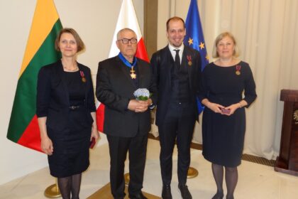 Lenkijos Respublikos ambasadoje Vilniuje iškilmingai įteikti valstybės apdovanojimai už lenkų ir lietuvių bendradarbiavimo plėtrą. Garbingus apdovanojimus į mūsų miestą parsivežė ir Panevėžio savivaldybės atstovės – Komunikacijos skyriaus vedėjo pavaduotoja Vilma Kučytė ir vyr. specialistė Dalia Gurskienė. Joms įteikti Bronziniai Kryžiai „Už nuopelnus“.