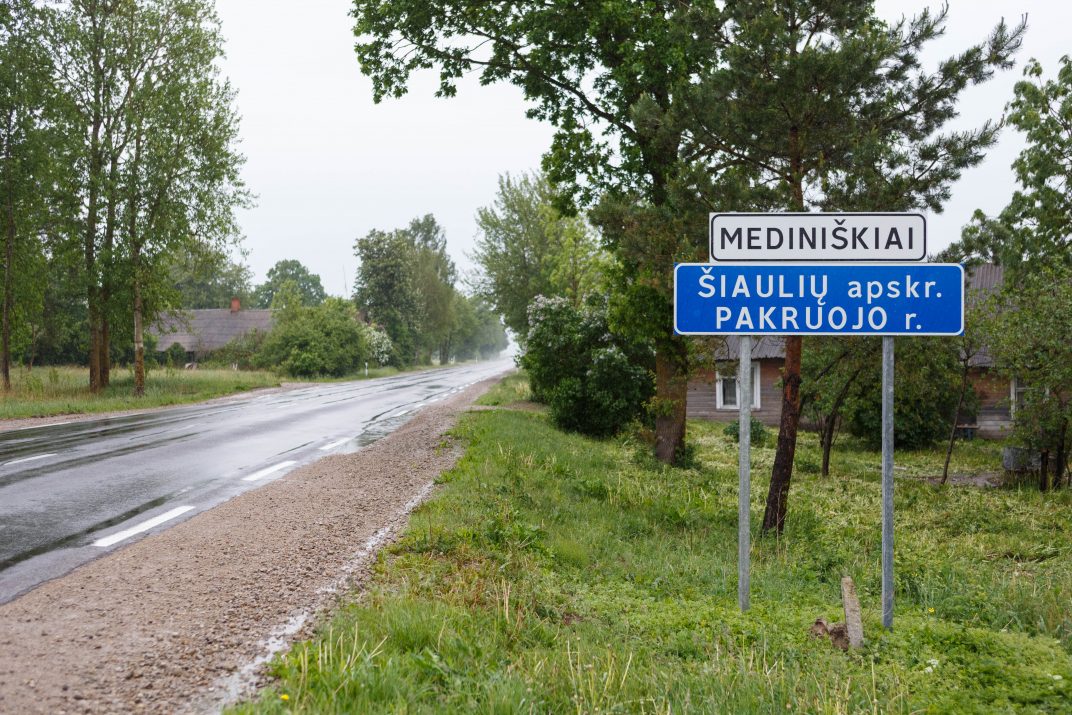 Mediniškių kaimas garsus dvaru ir iš čia kilusiais žmonėmis. Dalis jo senųjų sodybų dabar priklauso kitam, Žvalgų, kaimui. Visgi iki šiol kaimo senbuviai prie tokių permainų nepriprato ir iki šiol namus vadina senuoju vardu.