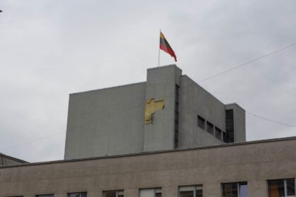 Šiomis dienomis nuo J. Miltinio dramos teatro bokšto nukrito nemenkas gabalas dekoratyvinio tinko. Sunerimę gyventojai apie tai informavo ir miesto Savivaldybę. Teatro direktorius Leonas Blėdis sako suprantantis žmonių nerimą, kad kokia atplaiša nenukristų ant galvos, ir patikino, kad situacija žinoma.