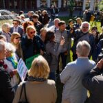 Į Panevėžį situacijos dėl aikštėje jos atrinktų kirsti medžių atvykusi mokslininkė neslėpė, jog netikėta buvo protestuotojų gretose išvysti Žaliųjų partijos atstovus.