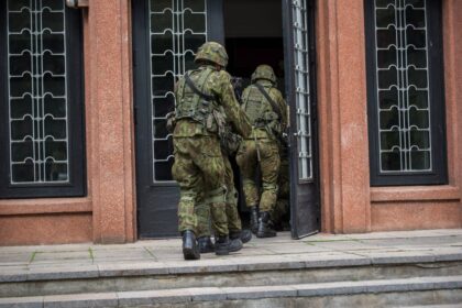 Jei Lietuvoje kiltų karas, kas perimtų Panevėžio miesto ir rajono vairą? Pagal krašto apsaugos tvarką pavojaus metu viskam vadovautų karo komendantai. Tačiau trečdalis šalies savivaldybių tokių karininkų dar net neturi, o panevėžiečiai net ir nežino savo oficialių gynėjų.